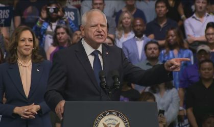 Tim Walz, Nancy Pelosi e Bill Clinton encabeçam 3º dia de Convenção Democrata