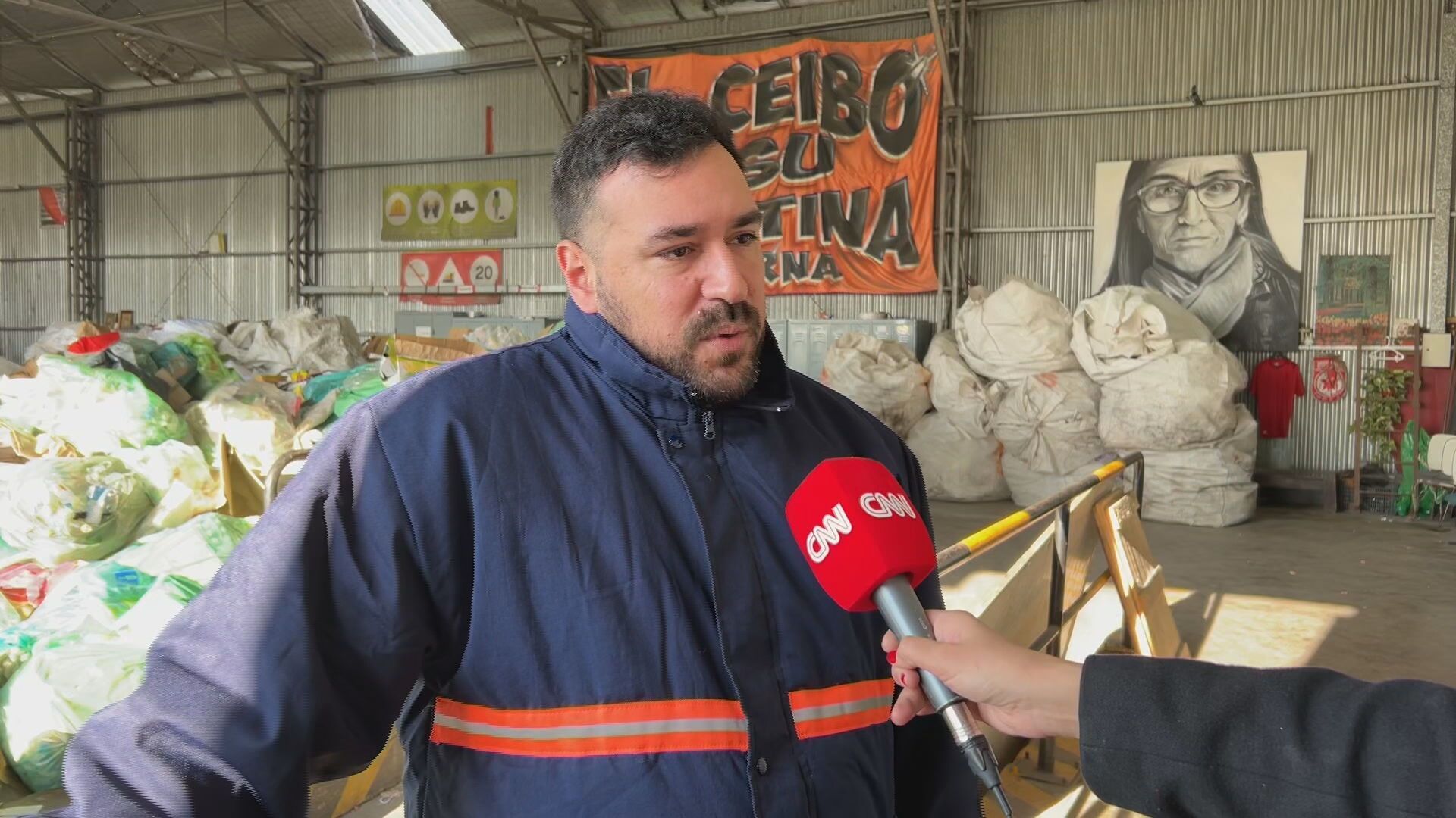 Matías Lescano hoje preside a cooperativa fundada pela mãe, Cristina, uma das primeiras catadoras da Argentina. • CNN Brasil / Reprodução