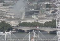Bombeiros tentam combater incêndio em palácio de Londres