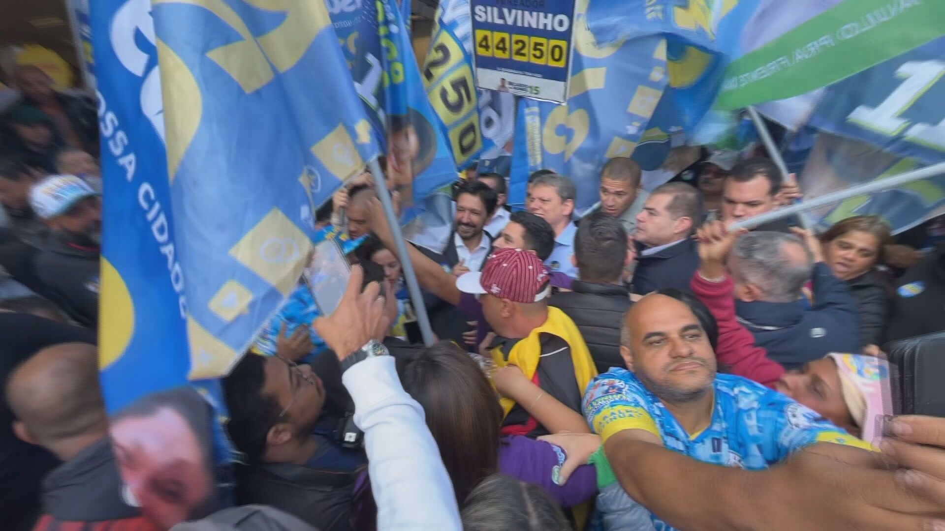 Ricardo Nunes, junto com Tarcísio, participou de caminhada pelo Capão Redondo, zona sul da capital paulista. • Reprodução/CNN