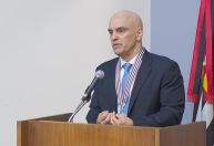 "Não temos que ser manipulados pelas redes sociais", disse Moraes após mandar bloquear X