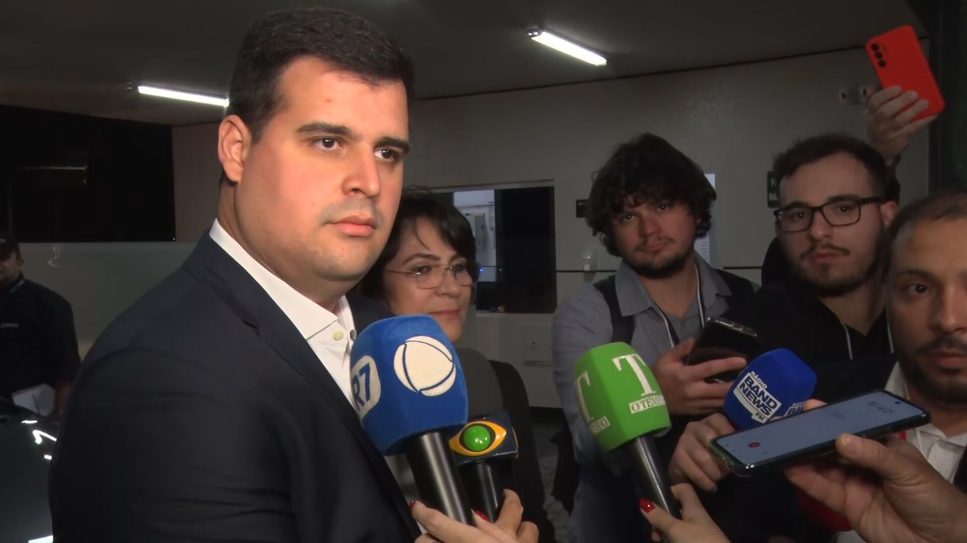 O candidato Bruno Engler chega ao debate da TV Bandeirantes entre os candidatos a prefeito de Belo Horizonte