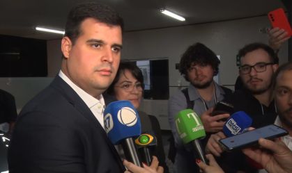 O candidato Bruno Engler chega ao debate da TV Bandeirantes entre os candidatos a prefeito de Belo Horizonte