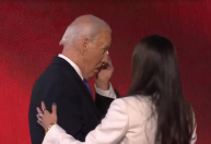 Em clima de despedida, Biden se emociona ao subir ao palco na Convenção Democrata
