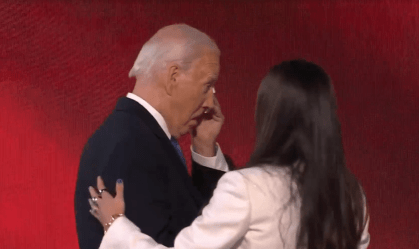 Em clima de despedida, Biden se emociona ao subir ao palco na Convenção Democrata