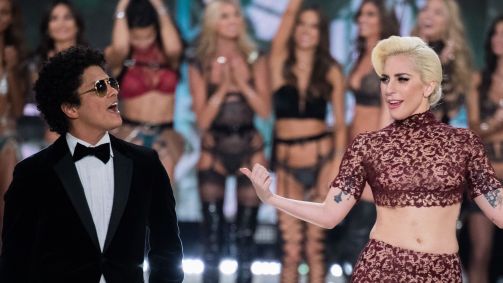 Bruno Mars e Lady Gaga em desfile da Victoria's Secrete, em Paris, em novembro de 2016