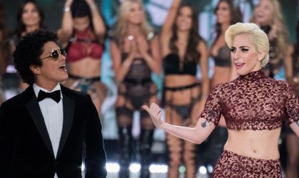 Bruno Mars e Lady Gaga em desfile da Victoria's Secrete, em Paris, em novembro de 2016