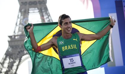 Caio Bonfim ganha medalha de prata na marcha atlética em Paris
