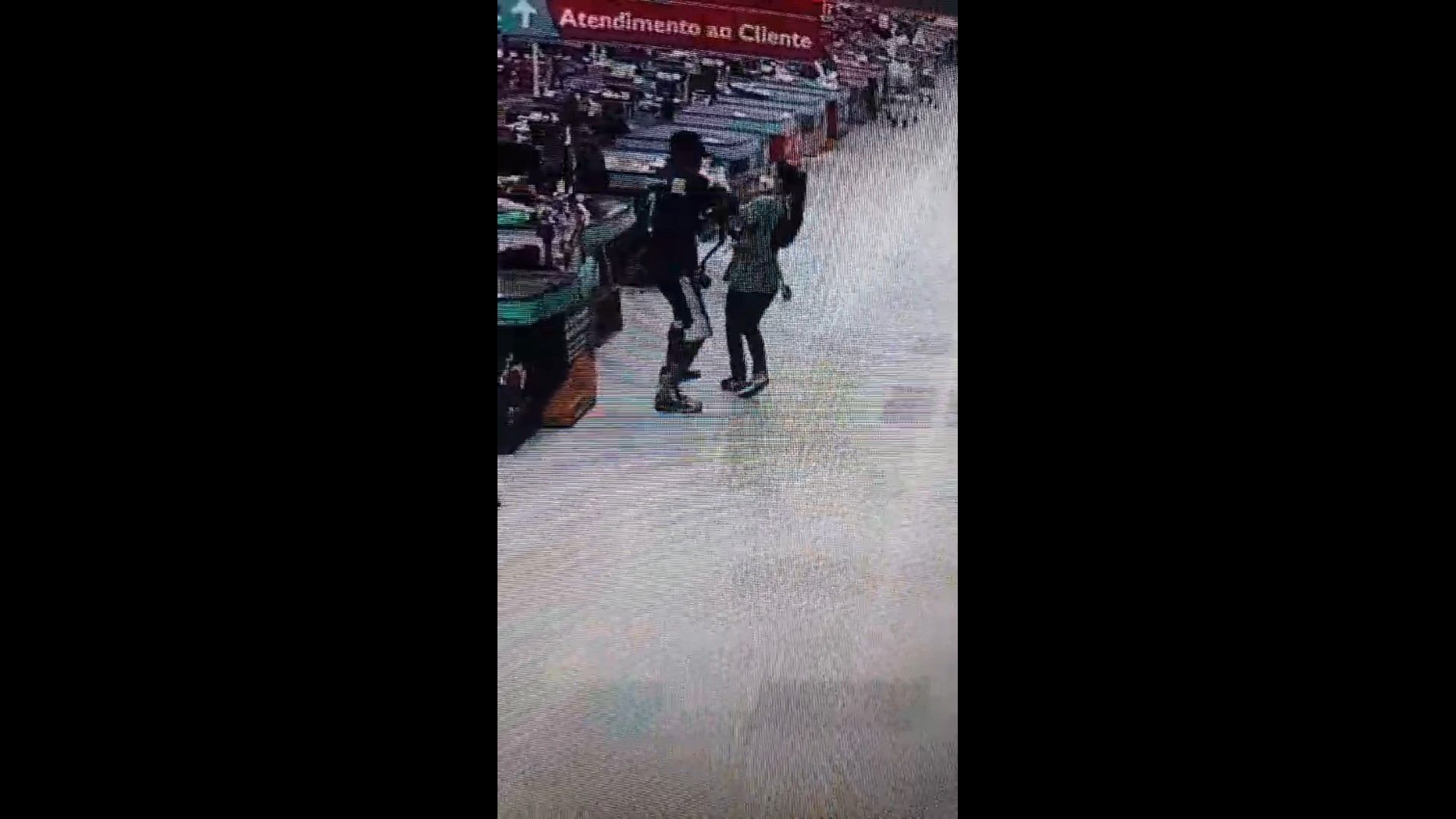 Funcionária do supermercado estava com uma pochete que continha dinheiro do caixa