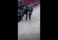 Vídeo: Mulher é jogada ao chão durante assalto dentro de supermercado na Grande SP