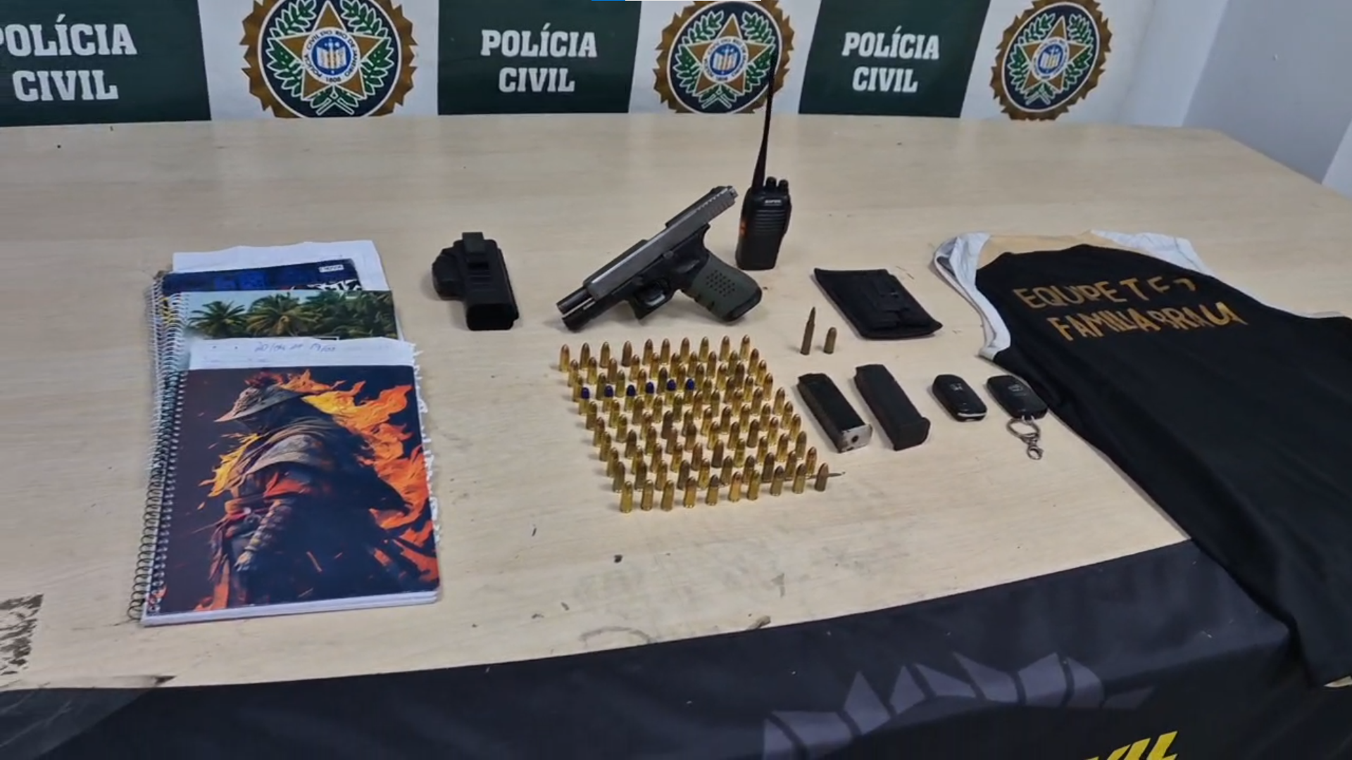 Agentes apreenderam uma pistola, munições, dois veículos e cadernos de contabilidade da milícia - Divulgação/Polícia Civil
