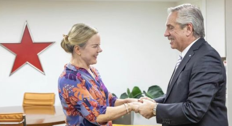 A presidente do PT, Gleisi Hoffmann, em encontro com o ex-presidente da Argentina Alberto Fernández