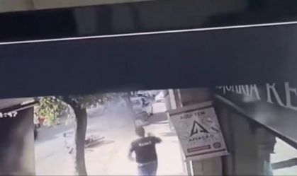 Motociclista é atropelado e fica prensado em árvore em MG