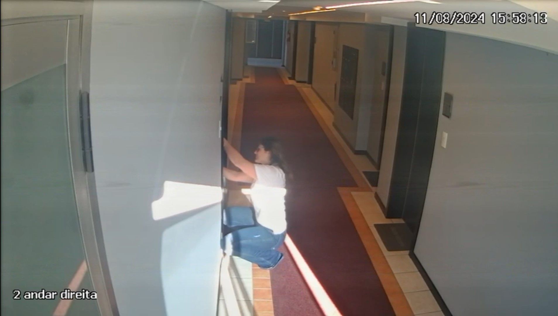 Câmera de segurança flagrou o momento em que a médica arromba a porta do apartamento em SC