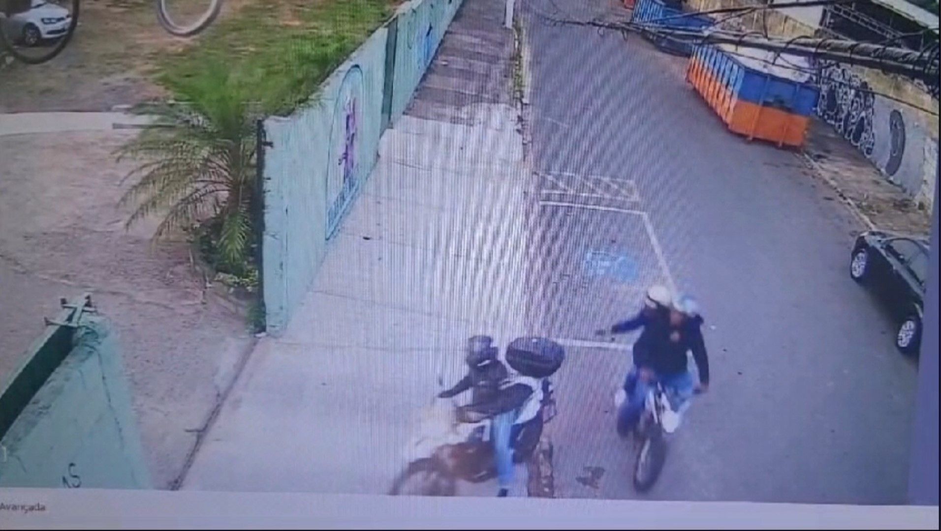 Momento em que os criminosos atiram contra o professor