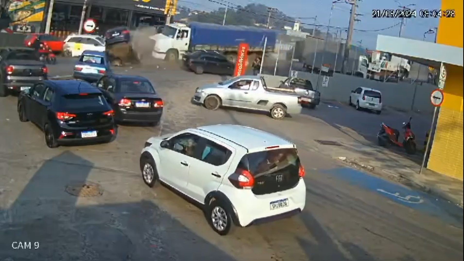 Caminhão perdeu o freio e atingiu veículos na pista contrária em Franco da Rocha (SP)