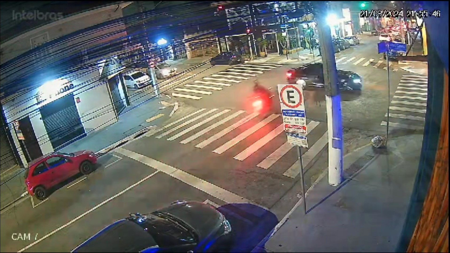 Momento em que o carro do procurador e a moto colidem na zona leste de SP