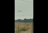 Vídeo: Vento faz avião da Azul ficar de lado durante aproximação para pouso em Chapecó (SC)