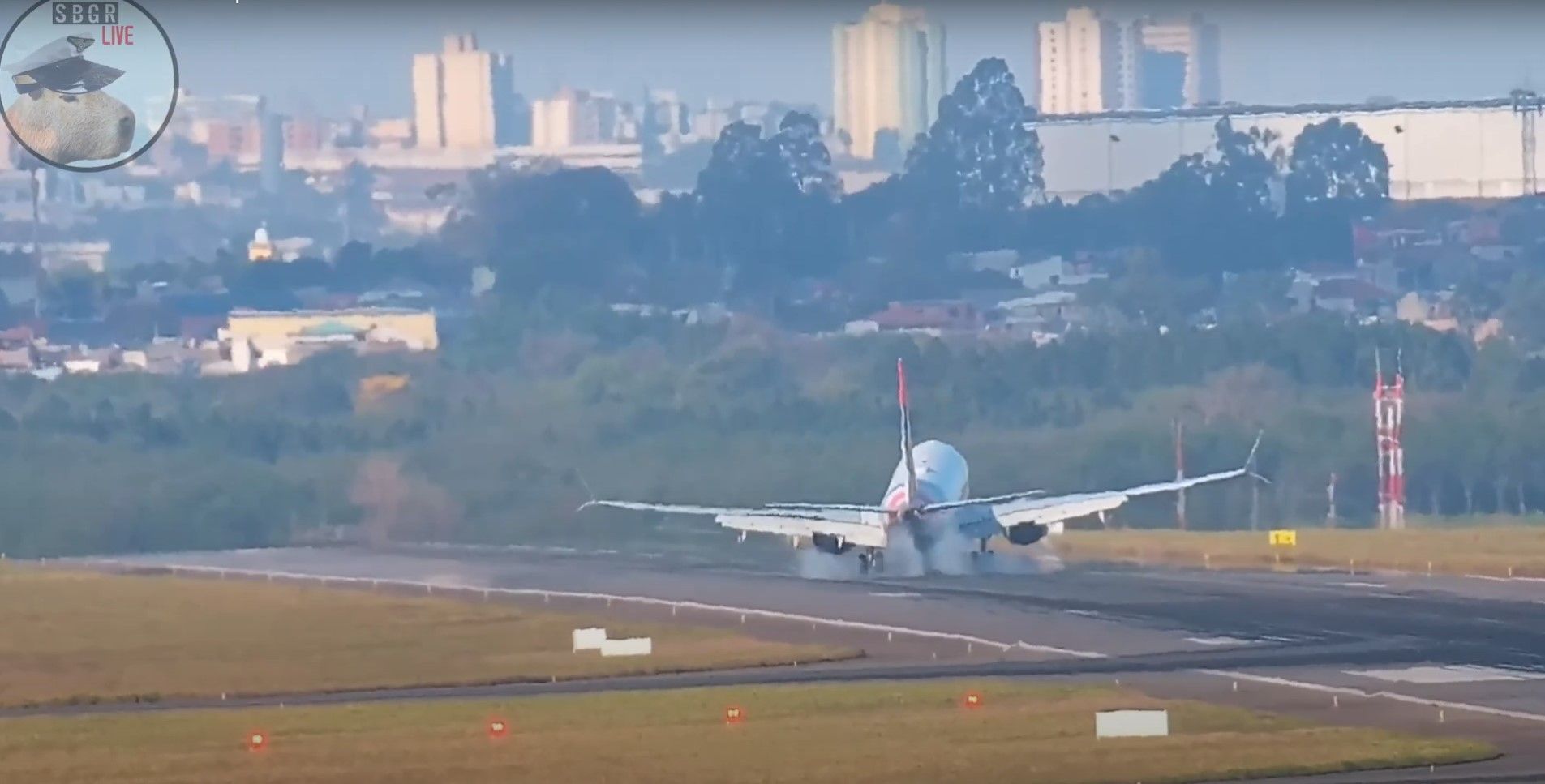 Momento em que o Boeing da Gol toca a pista do aeroporto de Guarulhos