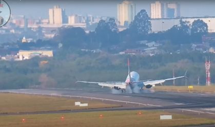 Vídeo: Sob ventania, Boeing 737 Max da Gol arremete após tocar pista em Guarulhos