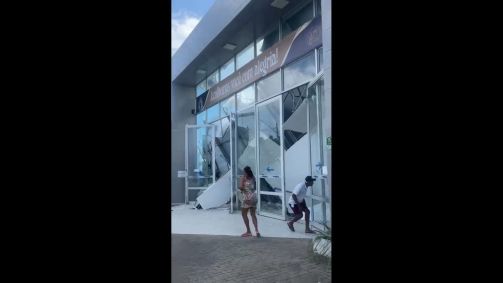 Teto de igreja desaba no Recife