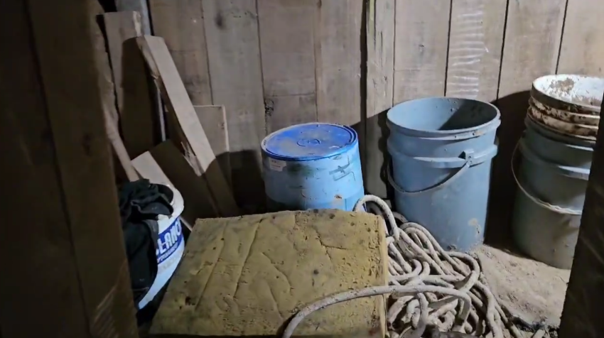 Policiais encontraram material de construção em túnel / Divulgação