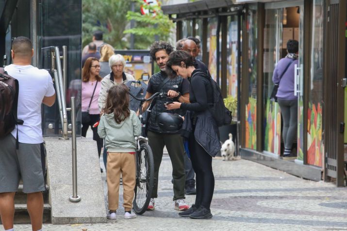 Carolina Kasting é vista com marido e filho em metrô no Rio de Janeiro. / JC Pereira/ Agnews
