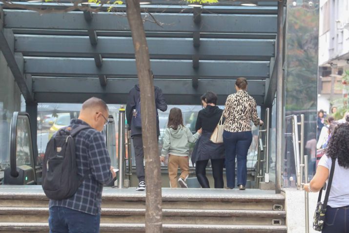 Carolina Kasting é vista com marido e filho em metrô no Rio de Janeiro. / JC Pereira/ Agnews