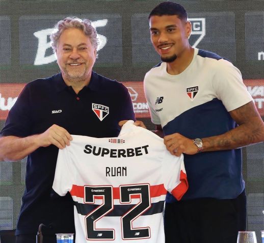 Ruan posa para foto ao lado do presidente do São Paulo, Julio Casares / Rubens Chiri/São Paulo FC