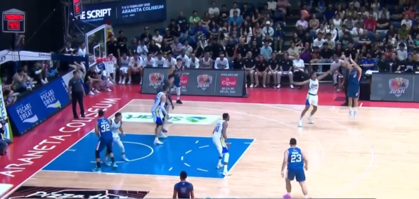 Chris Banchero acerta cesta de 4 pontos