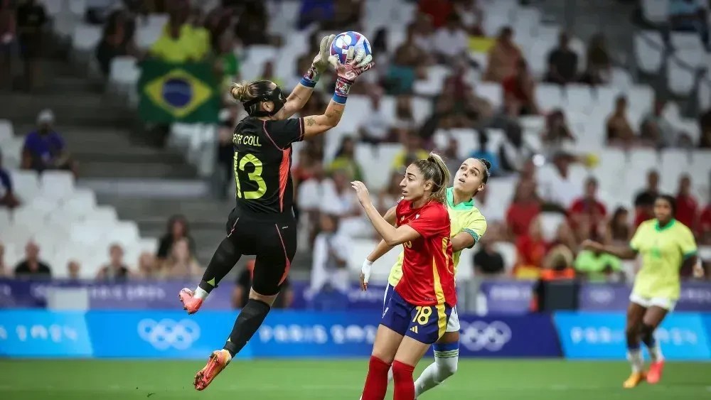 Com atuação ruim, a goleira Cata Coll foi uma das grandes protagonistas da vitória da Seleção Brasileira