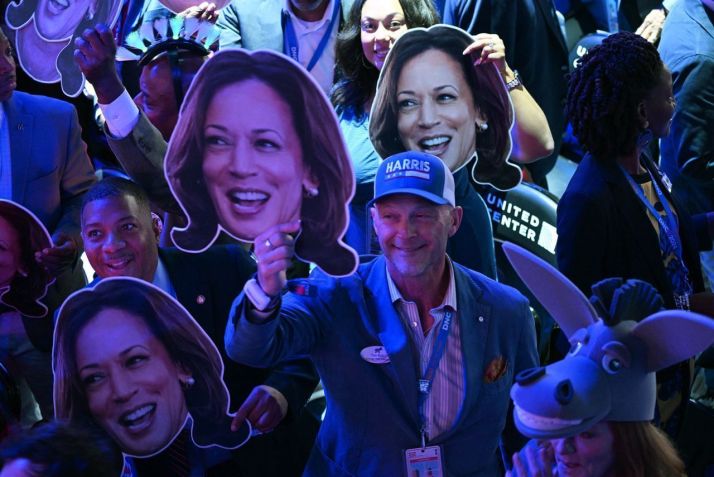 Os participantes seguram cartazes na segunda noite do DNC na terça-feira, 20 de agosto, em Chicago • Bernadette Tuazon/CNN