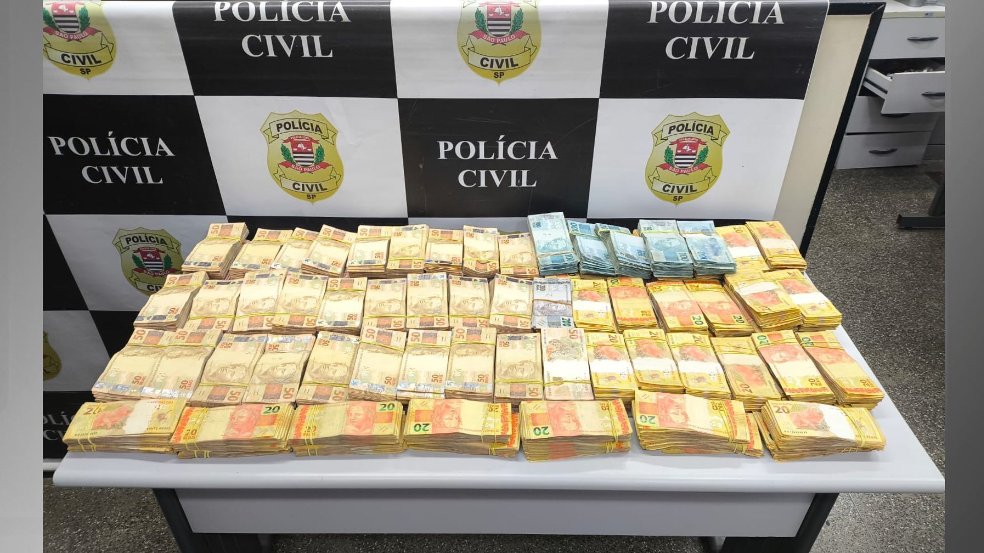 Mais de R$ 300 mil em espécie foi apreendido - Divulgação/SSP