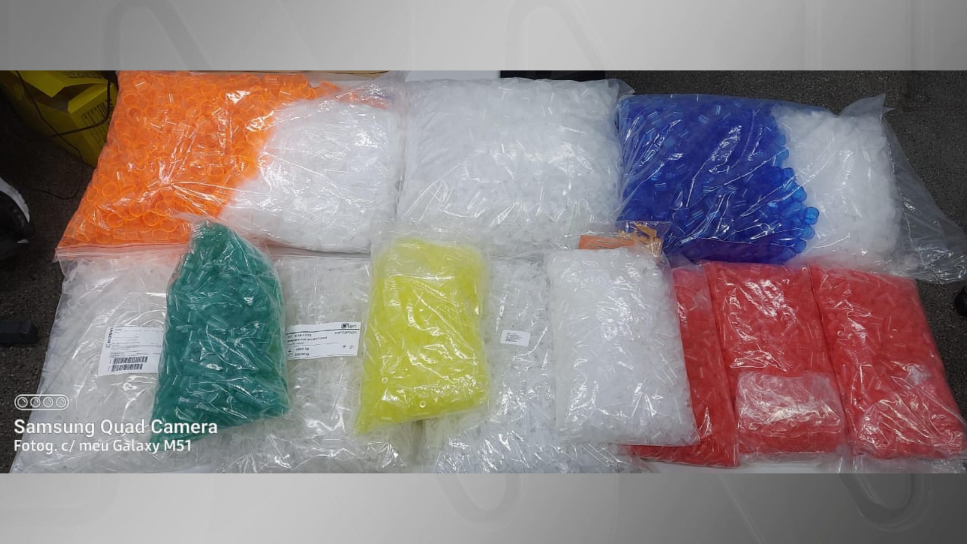 Imagem mostra pinos para cocaína vazios apreendidos com suspeito - Divulgação/SSP