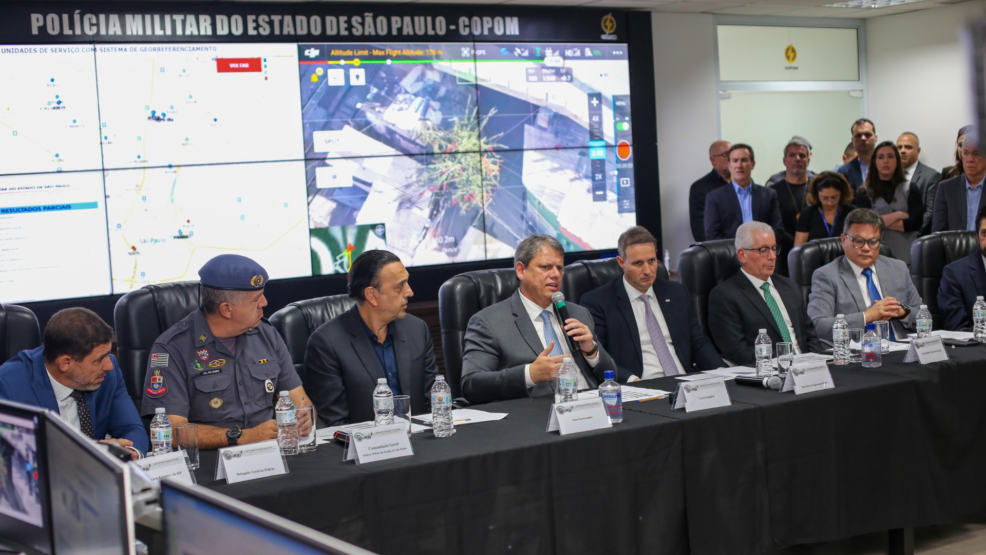 O governador Tarcísio de Freitas, durante coletiva no Centro de Operações da Polícia Militar (Copom), na tarde desta terça (6) -  Divulgação/Governo de São Paulo