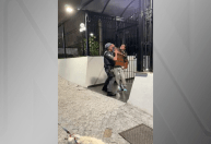 Acusada de injúria racial contra atendente de mercado dá tapa na cara de PM em SP