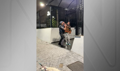 ACUSADA DE INJÚRIA RACIAL DÁ TAPA NA CARA DE PM EM SP