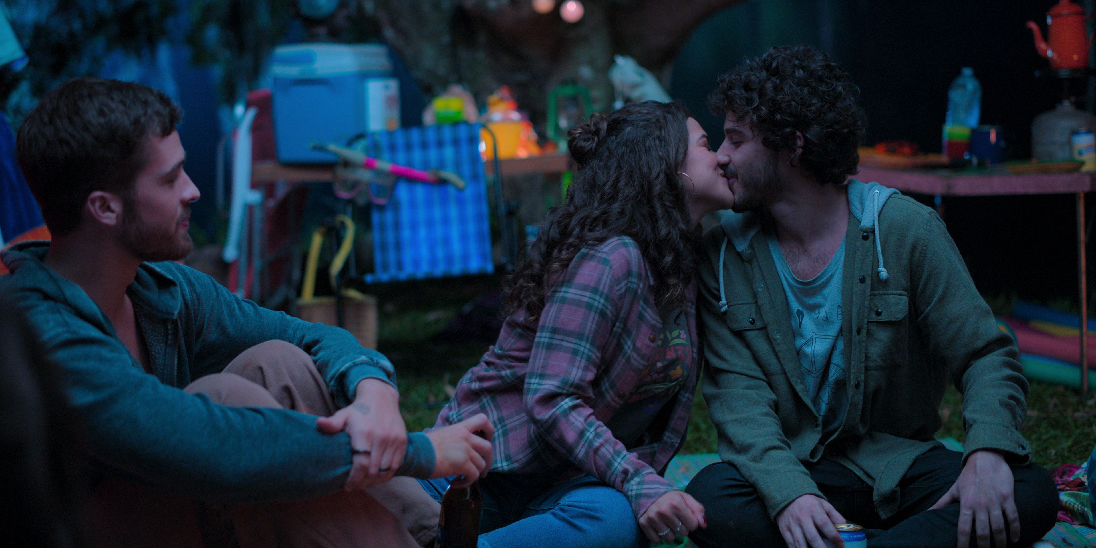 Anita vive romance com mais de um personagem em "De Volta aos 15" / Divulgação/ Netflix