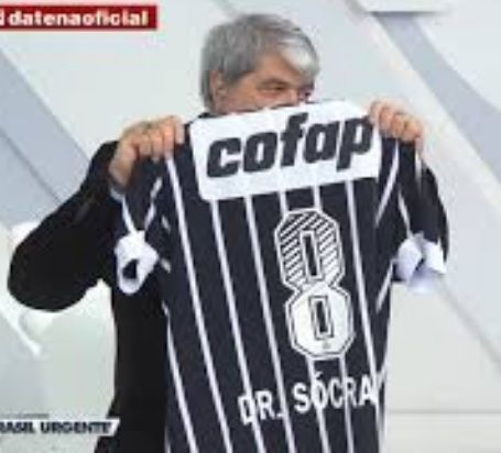 Datena, que é torcedor do Corinthians, segurando camisa de seu ídolo Sócrates • Reprodução/YouTube