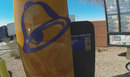 Rede de fast-food expande uso de inteligência artificial em drive-thrus nos EUA