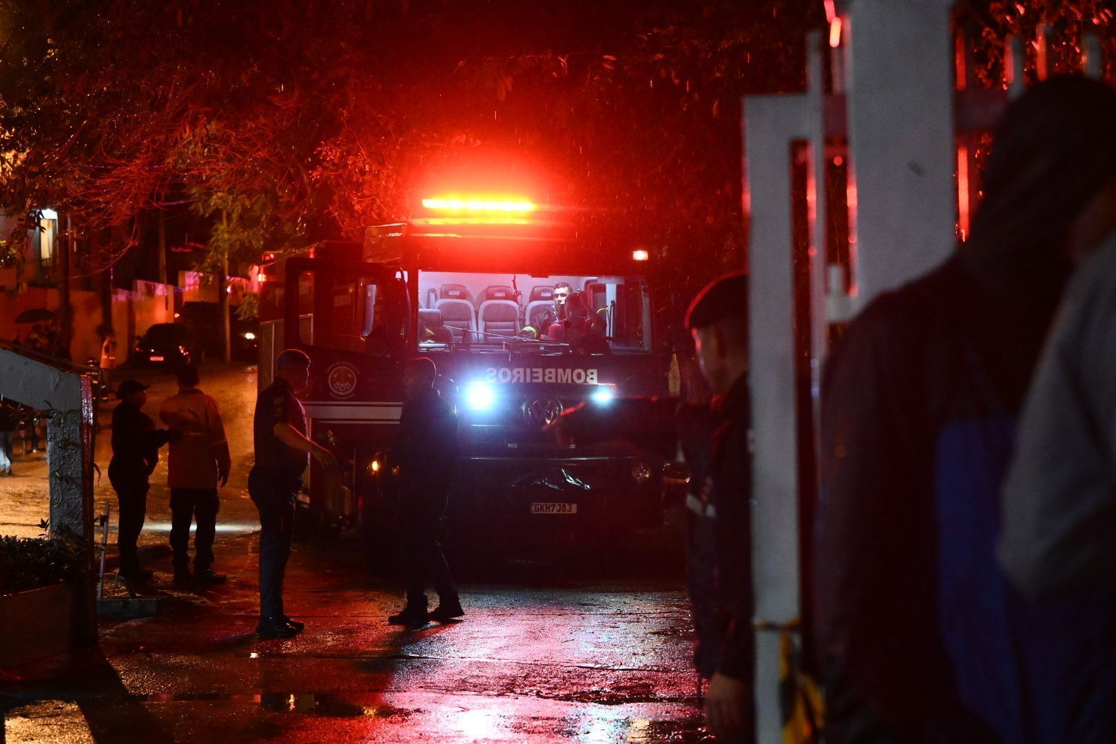 Trabalhos das equipes de resgate no local da queda do avião em Vinhedo