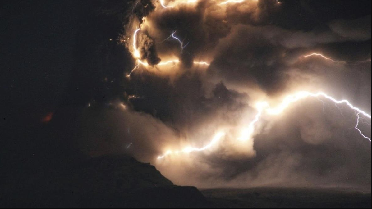 Erupção do vulcão Shiveluch, supostamente causada por um terremoto de magnitude 7,0