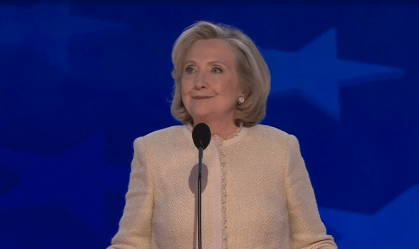 Ex-adversária de Trump, Hillary Clinton é ovacionada em discurso na Convenção Democrata