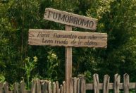 Conheça "fumódromo" de parque que simula cemitério