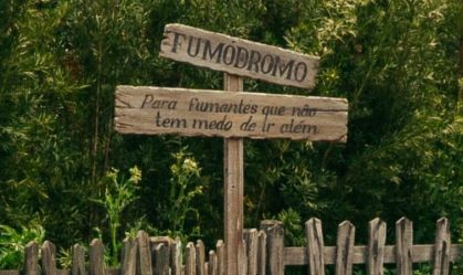 Conheça "fumódromo" de parque que simula cemitério