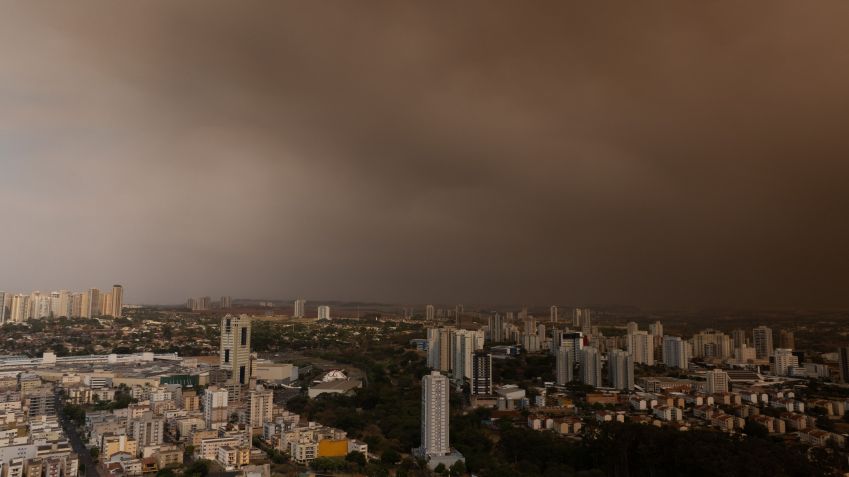 Um densa camada de fumaça encobre parte da zona sul de Ribeirão Preto • Joel Silva/FotoArena/Estadão Conteúdo