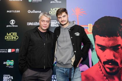 Fábio Assunção e o filho, João, na estreia de "Motel Destino" em São Paulo
