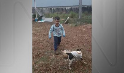 Vídeo mostra menino venezuelano brincando com cachorrinha antes de acidente.