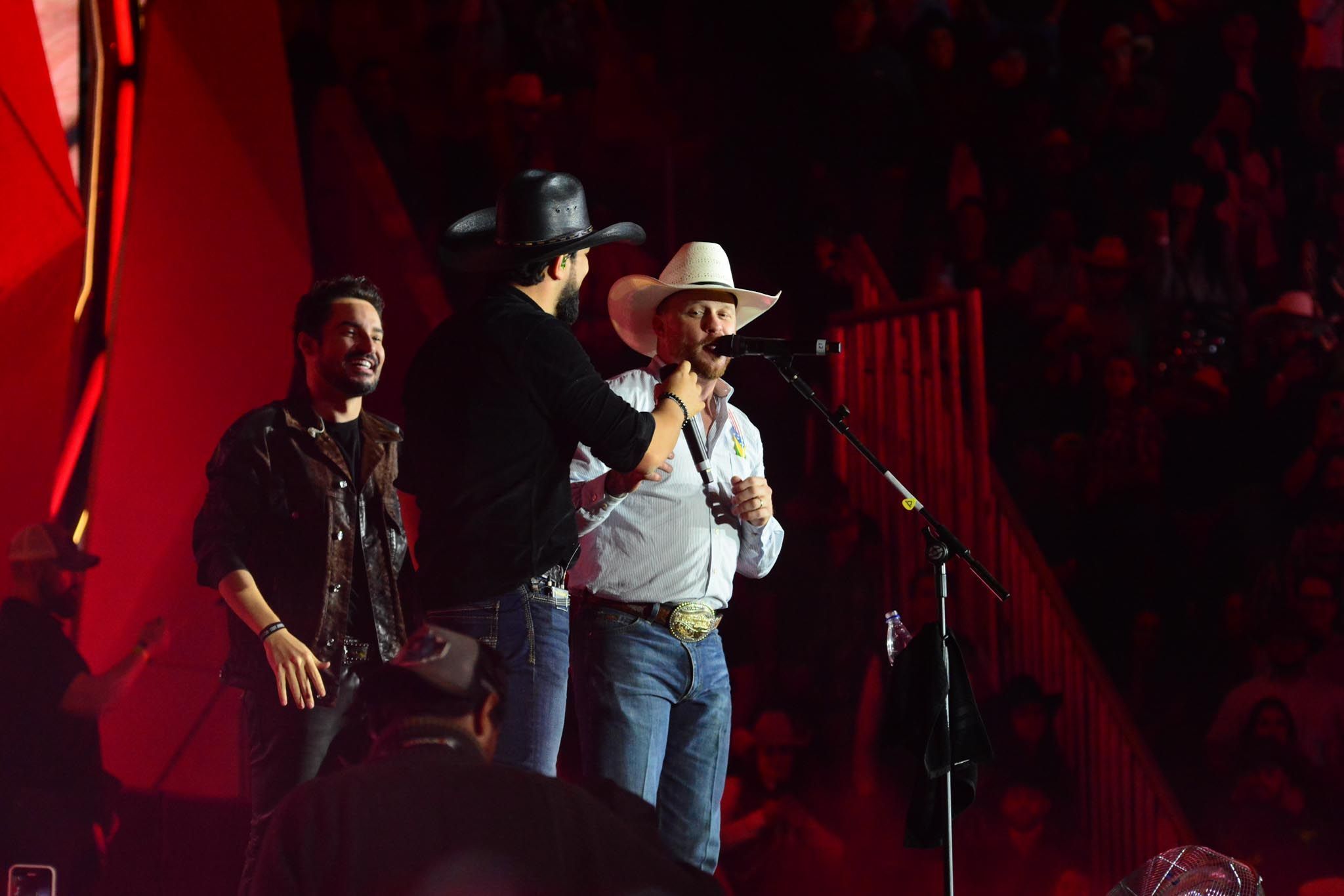 Cody Johnson divide vocais com Fernando & Sorocaba na Festa do Peão de Barretos • Webert Belicio/ Agnews