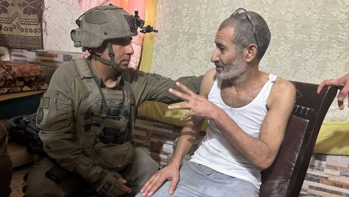 Kaid Farhan Al-Qadi e o comandante da Divisão 162 do Exército de Israel, Brigadeiro General Itzik Cohen, momentos após resgate